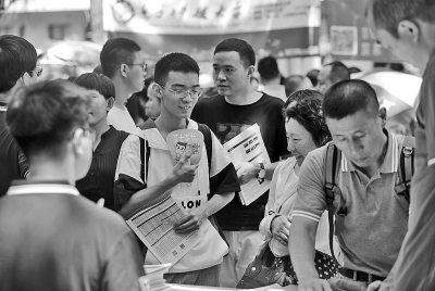 高校招生咨询热潮涌，中高考志愿填报咨询成焦点